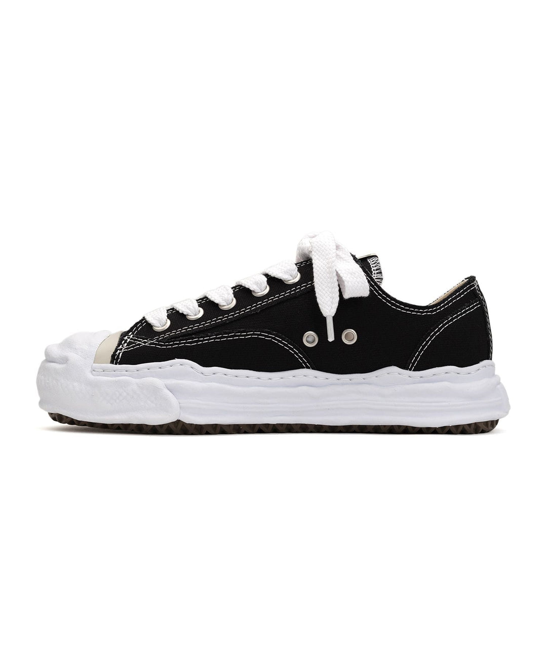 Aeson Low Top Sneaker