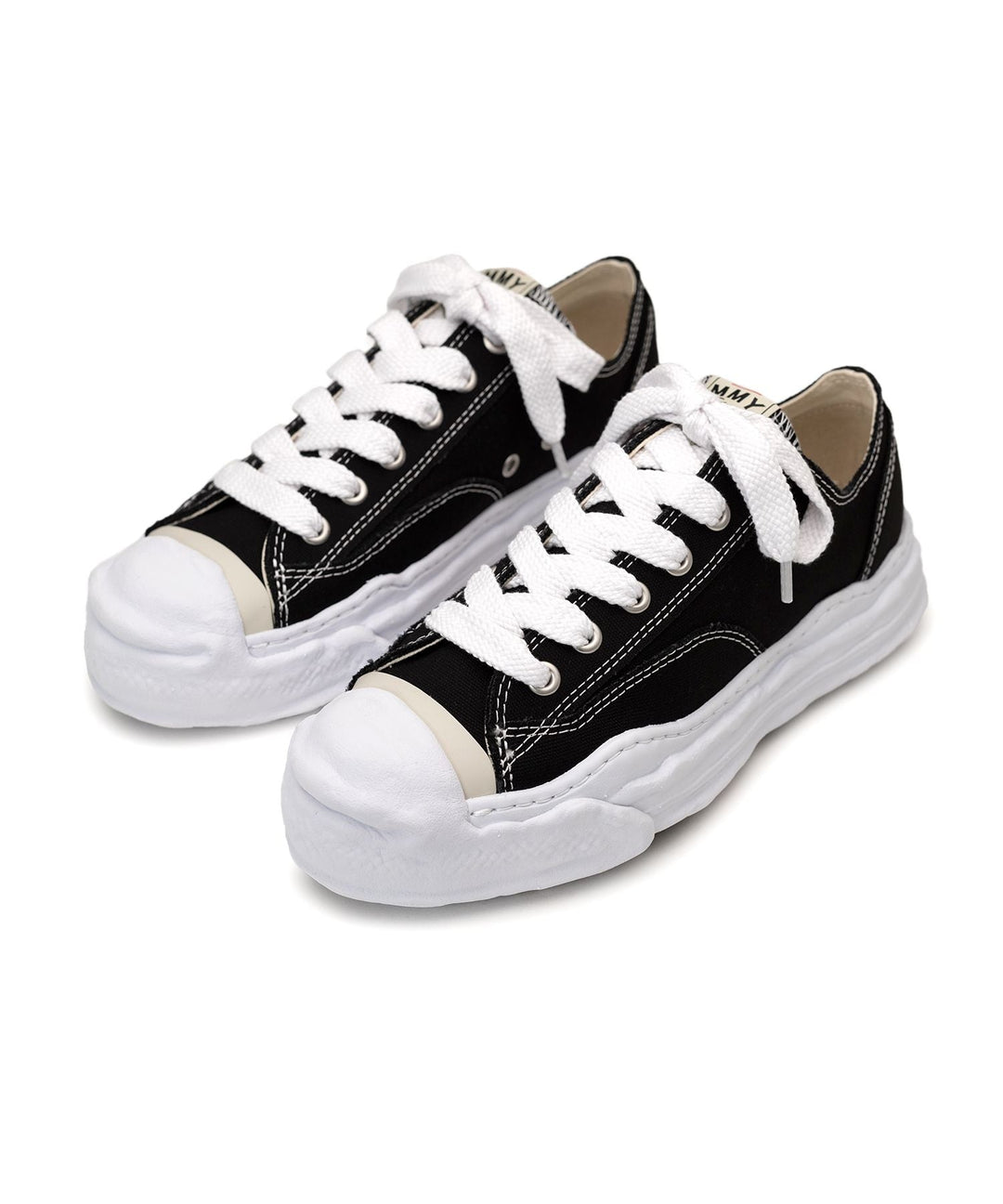 Aeson Low Top Sneaker
